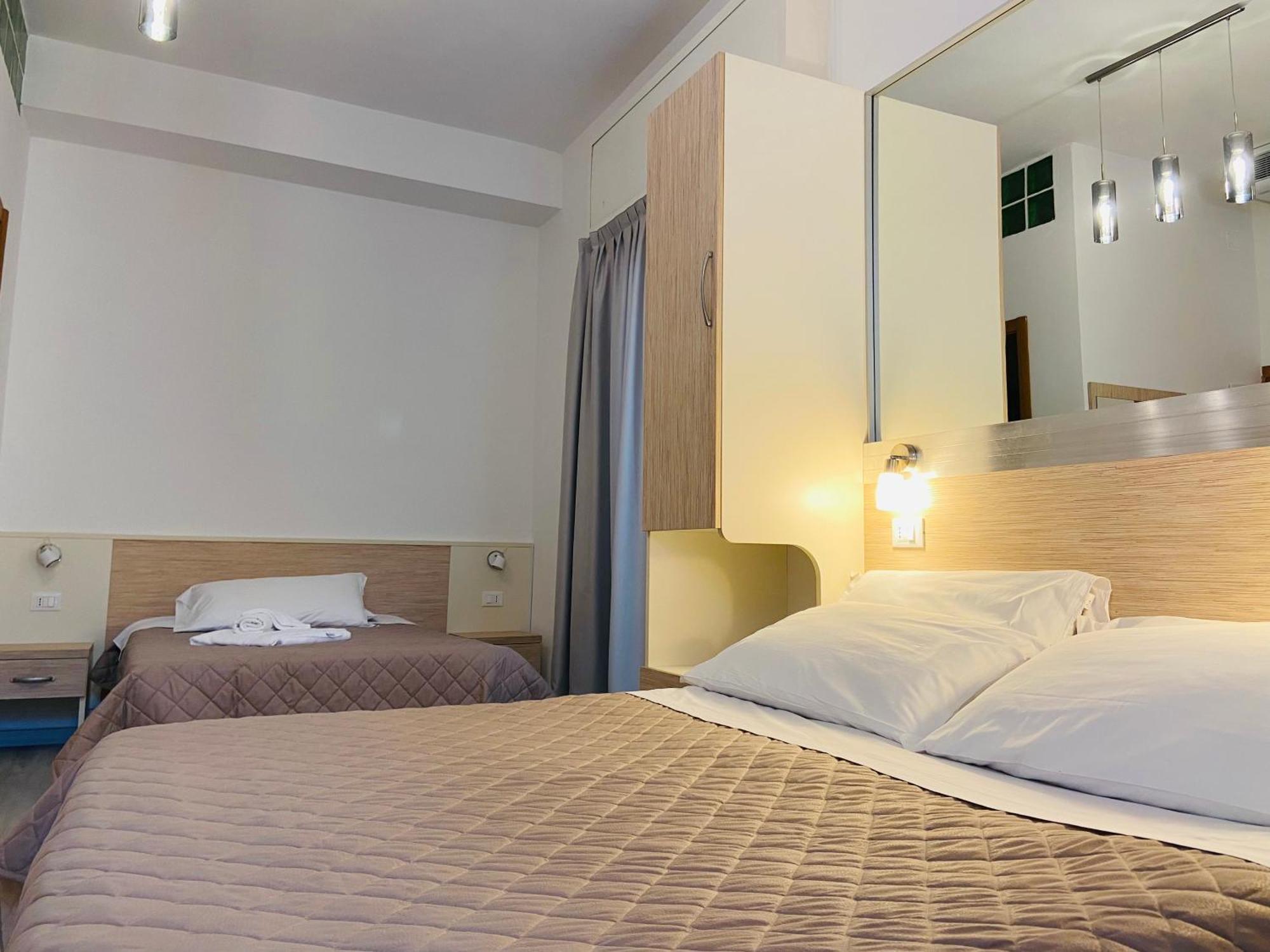 Hotel Butterfly Wellness & Spa Римини Екстериор снимка