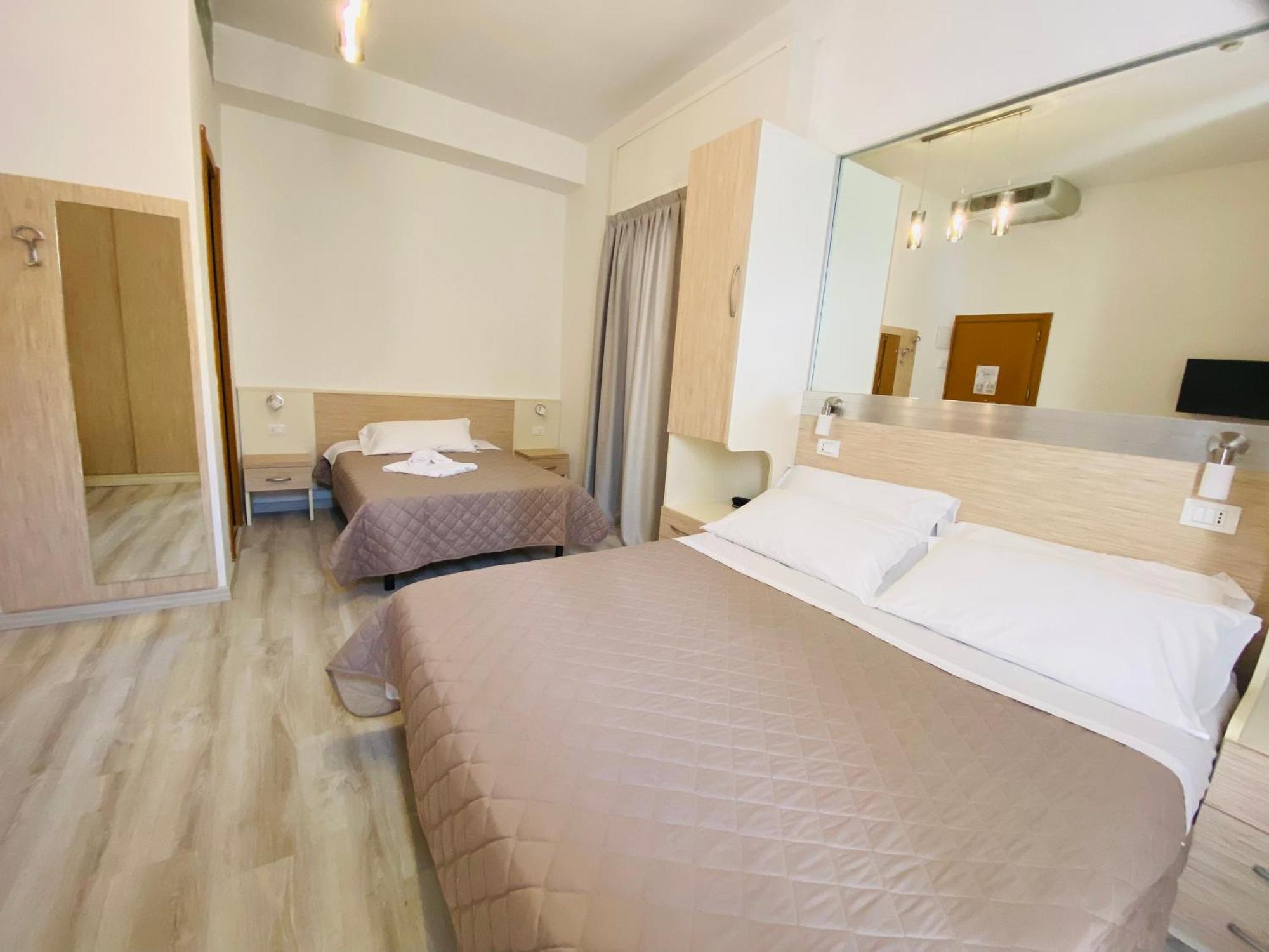 Hotel Butterfly Wellness & Spa Римини Екстериор снимка